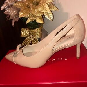 NEW Kelly & Katie Zonya Pump Nude Pointed Toe Heel In Color Natural Size: 8.5M